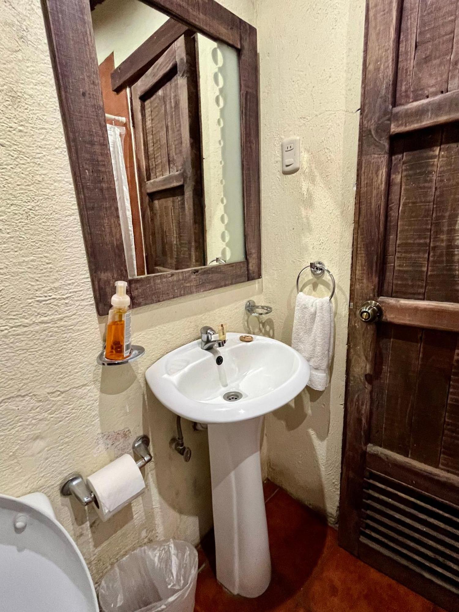 Hostal Antigueeno Antigua ภายนอก รูปภาพ